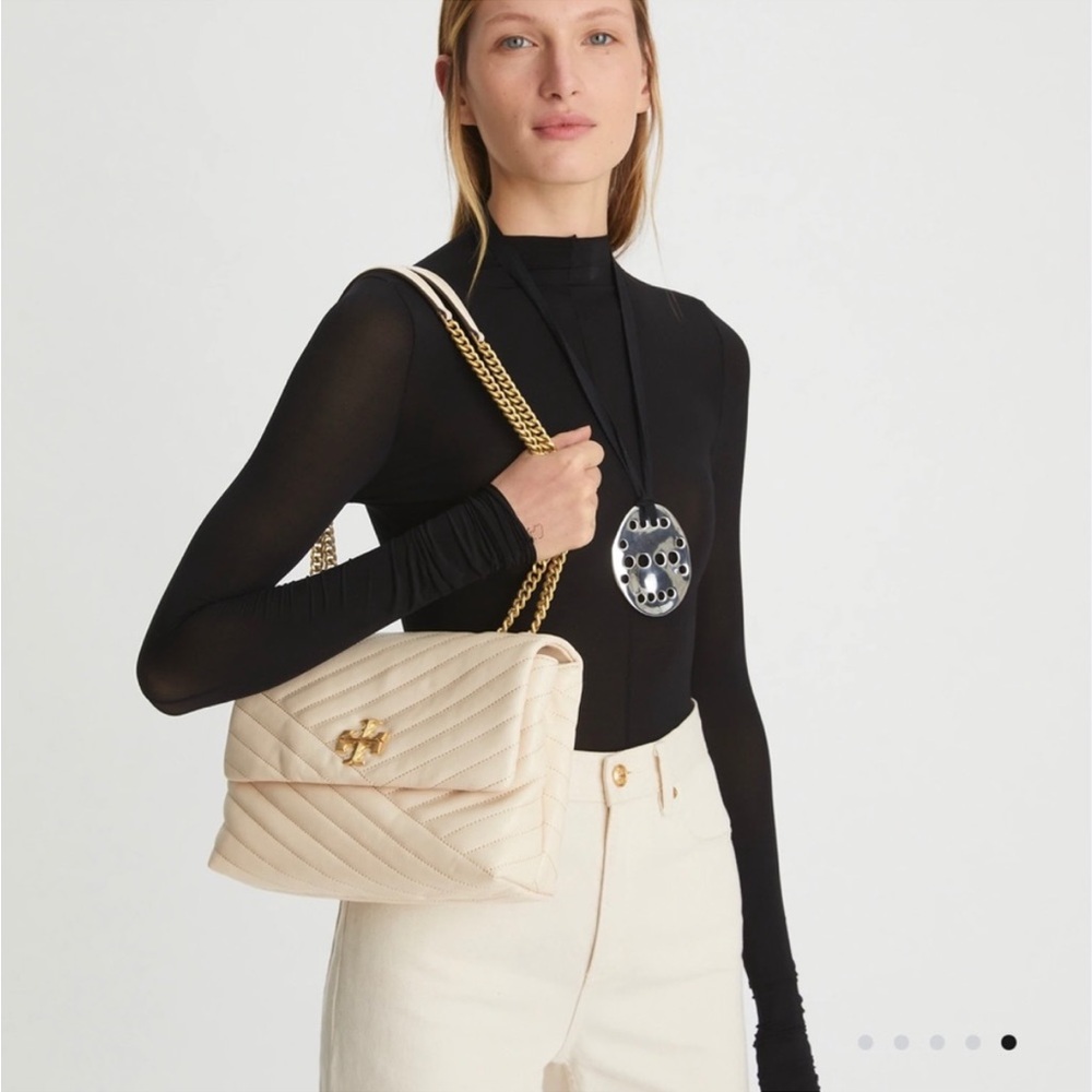 TORY BURCH KIRA CHEVRON CONVERTIBLE
SHOULDER BAG New Cream